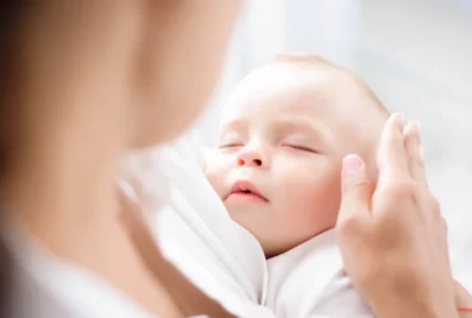 Okres niemowlęcy - etapy rozwoju dziecka od urodzenia a pielęgnacja skóry